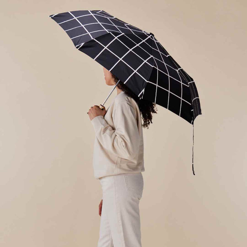 Umweltfreundlicher Regenschirm mit Entengriff und schwarzem Gittermuster