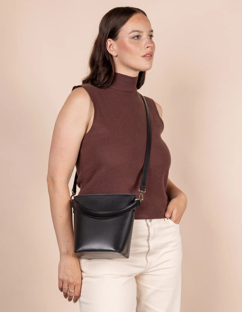 Bobbi Bucket Bag Midi - Schwarz - Vegan Uppeal™