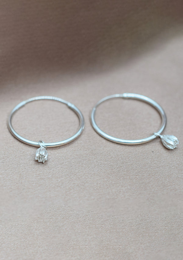 OHRRINGE KREOLEN MIT GLOCKENBLUME STERLINGSILBER