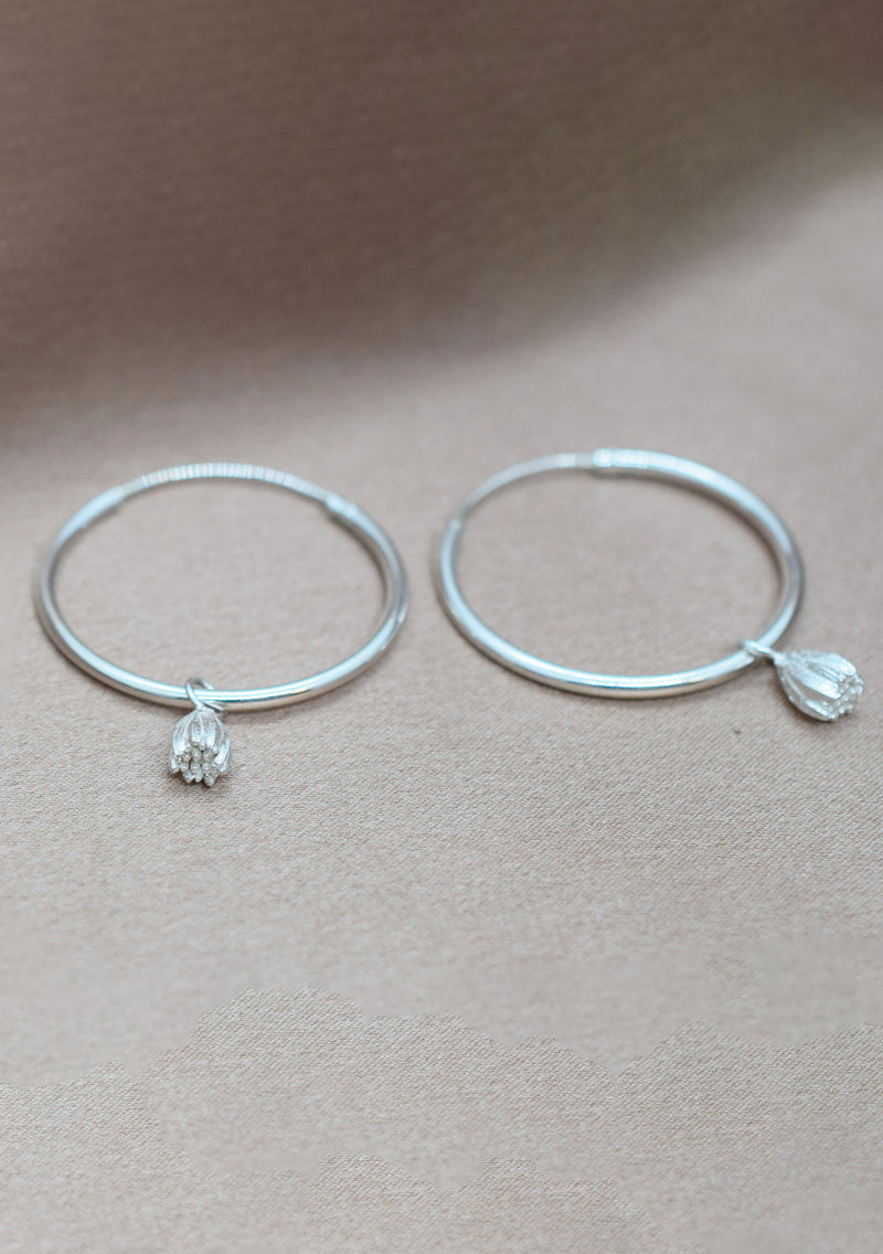 OHRRINGE KREOLEN MIT GLOCKENBLUME STERLINGSILBER