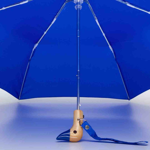 Königsblauer, kompakter, windbeständiger Regenschirm mit Entenkopf