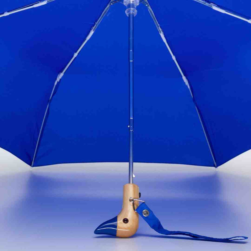 Königsblauer, kompakter, windbeständiger Regenschirm mit Entenkopf