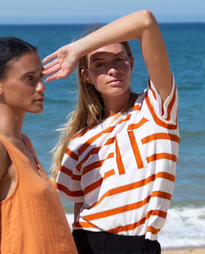 Sarita-Sue Gestreiftes T-Shirt aus Bio-Baumwolle - Weiss & Orange